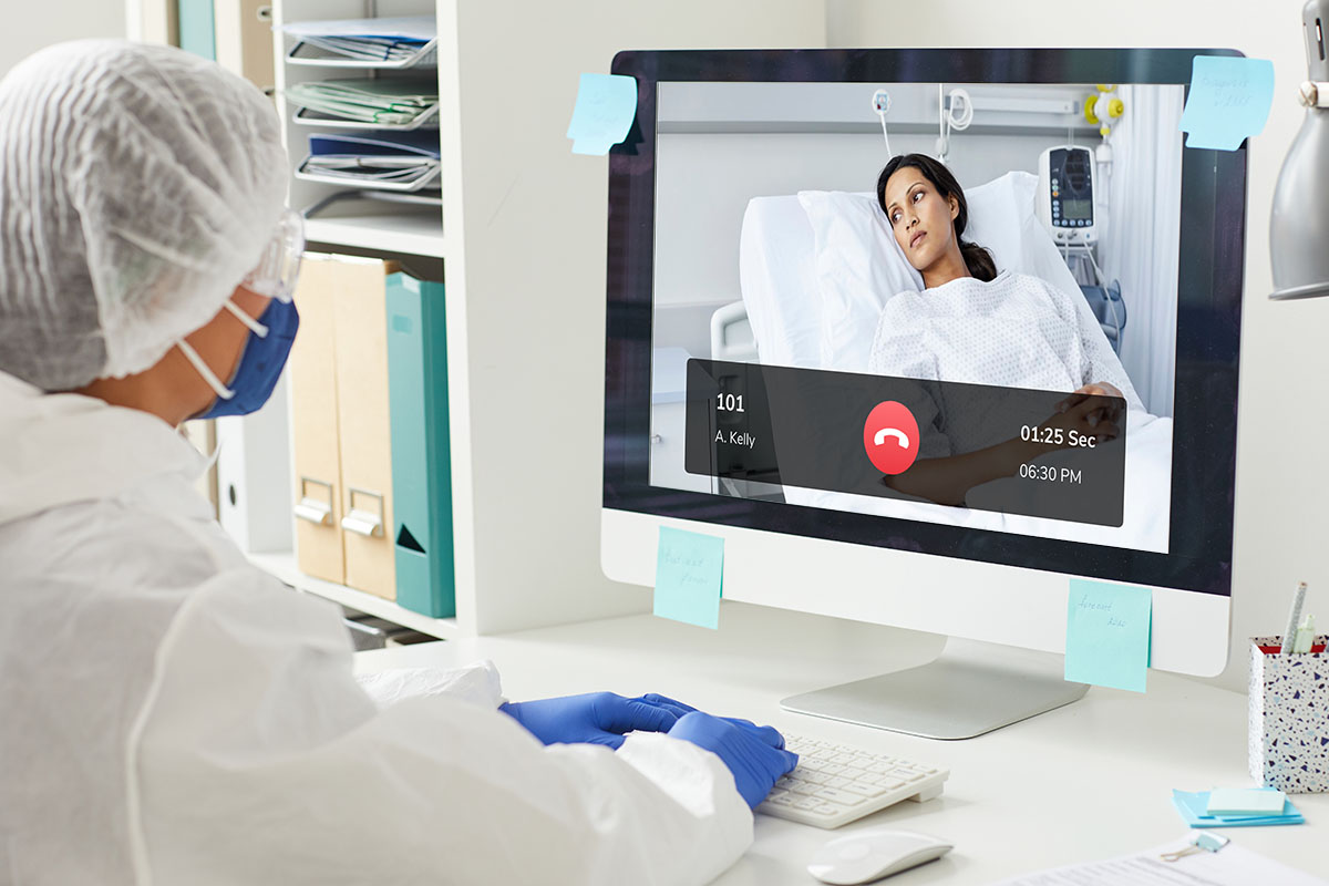 Doctor monitoring patient with QBOX ConnectView 