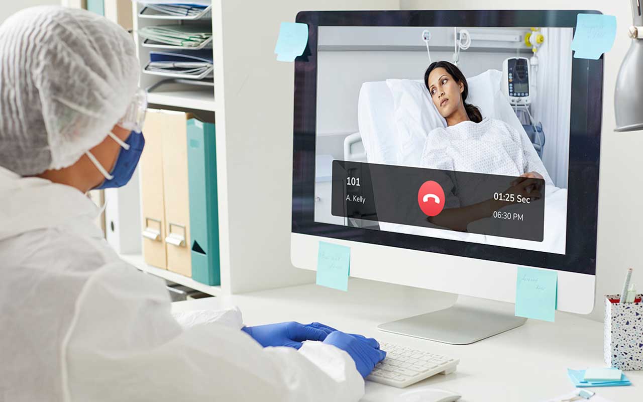 Doctor monitoring patient with QBOX ConnectView 